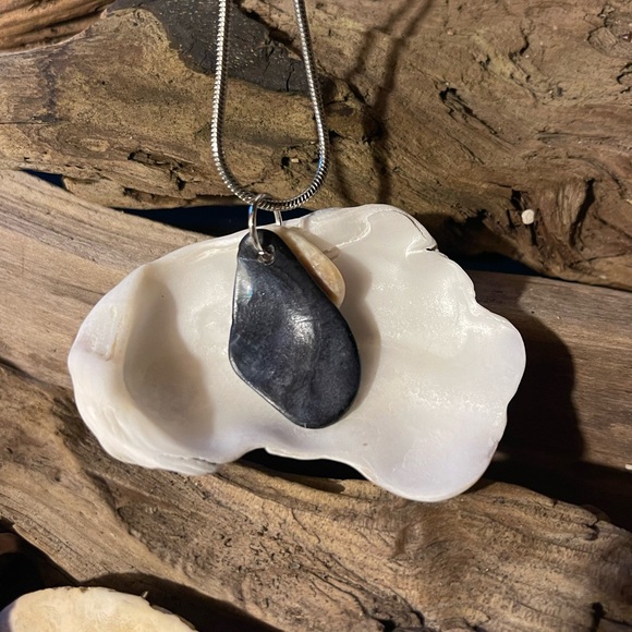 Handmade shell pendant - Picture 2 of 2